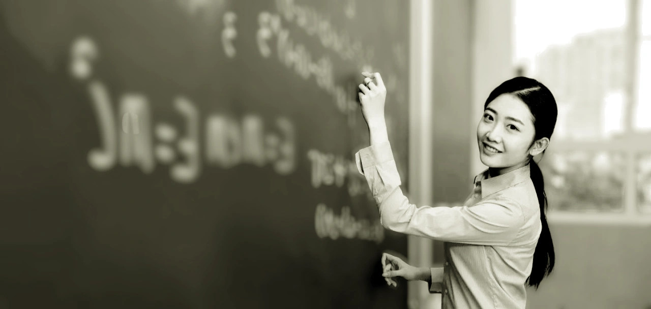 Giáo viên viết bảng